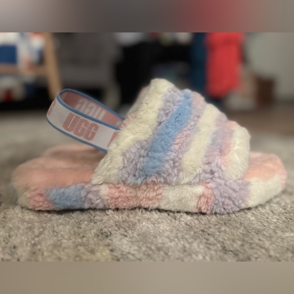 NWOT UGG FLUFF YEAH SLIDE CALI COLLAGE PRIDE STRIPES SLIPPERS
SZ 5 KID=W 6.5/7 - Picture 1 of 9